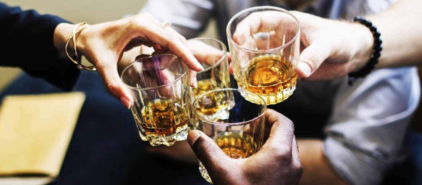 Νέα έρευνα για το αλκοόλ: Σε ποια ποσότητα βλάπτει τον εγκέφαλο;